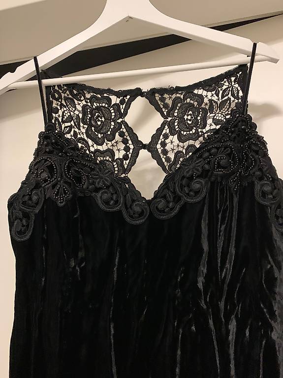 Abendkleid aus Samt mit Spitze schwarz Preis CHF 25.- Abendkleid aus Samt mit Spitze schwarz Preis CHF 25.-